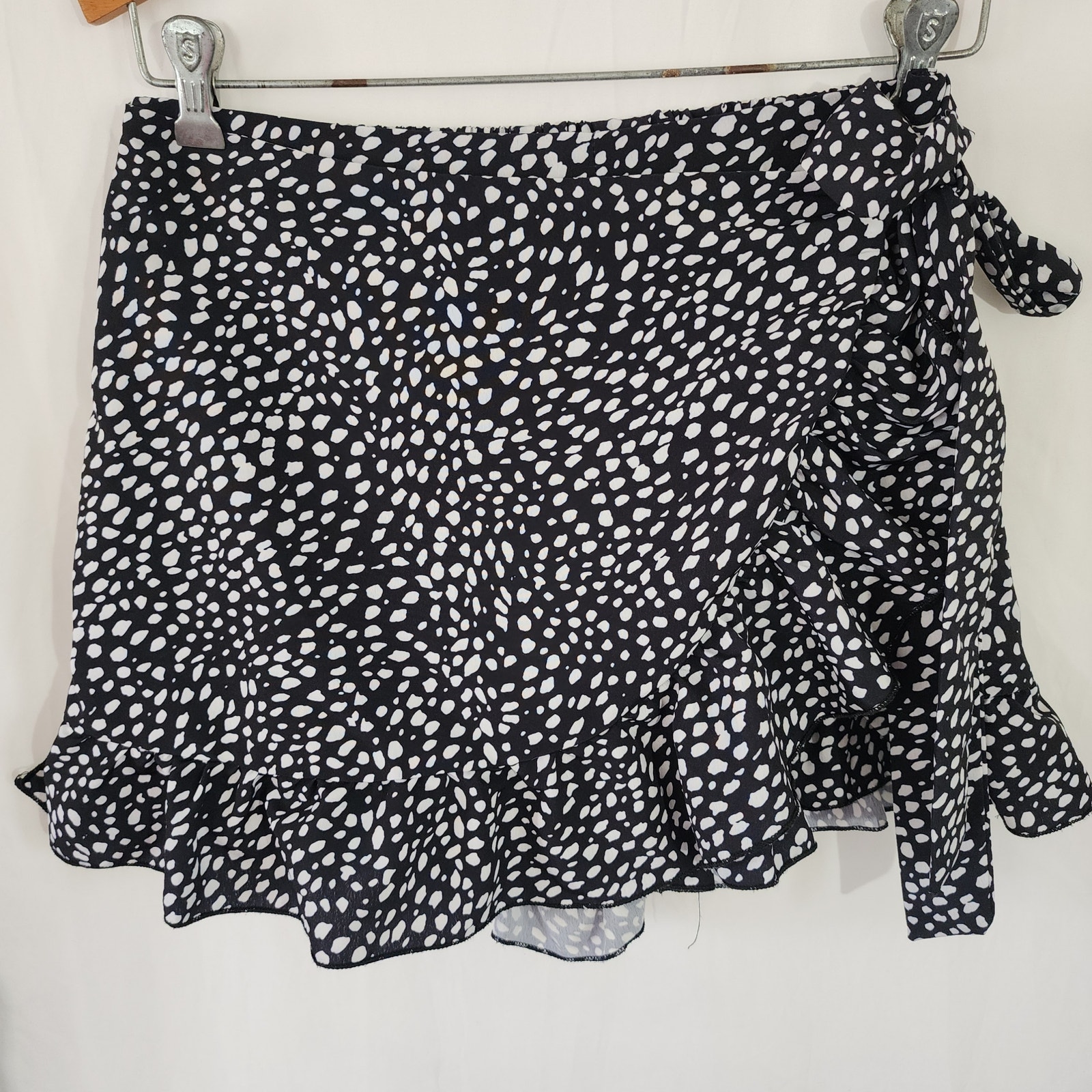 Black And White Ruffle Skort Shorts Front Ruffle Silky 2.5" Inseam Size S